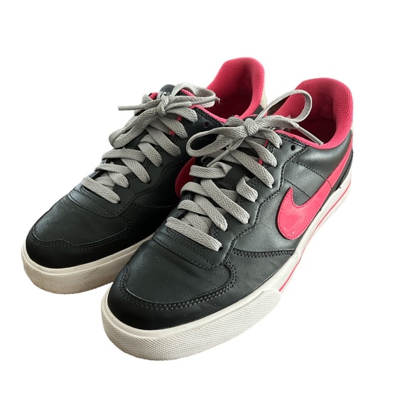 ⭐️ Women’s Nike Sneakers - Picture 1 of 6